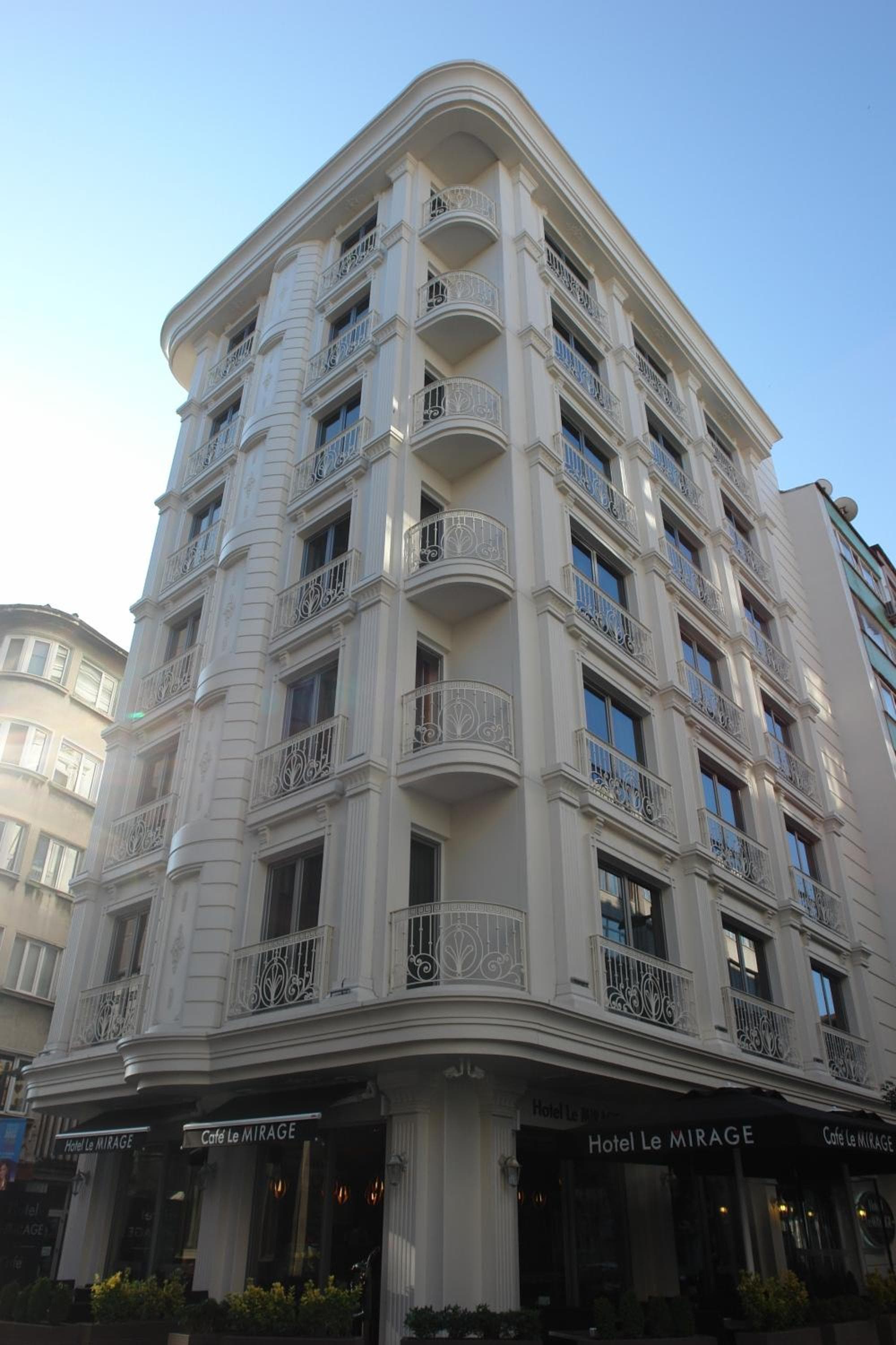 Le Mirage Hotel