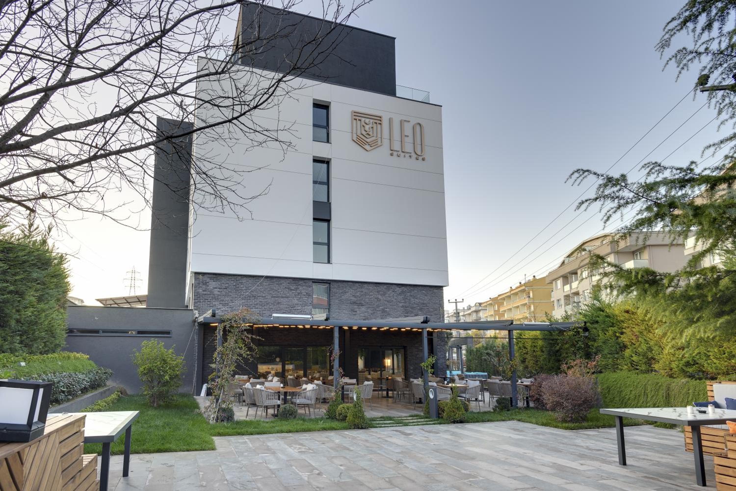 Leo Suites