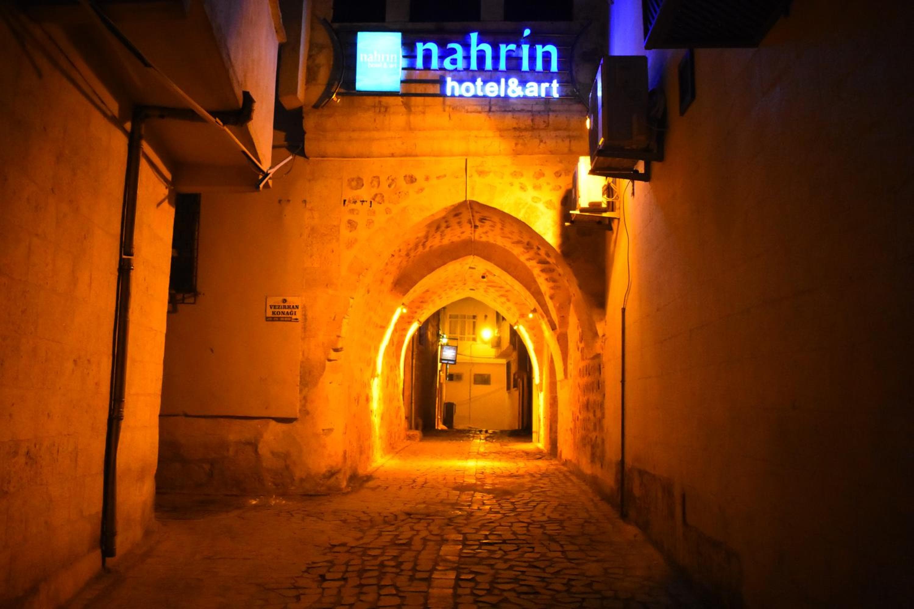nahrin hote & art