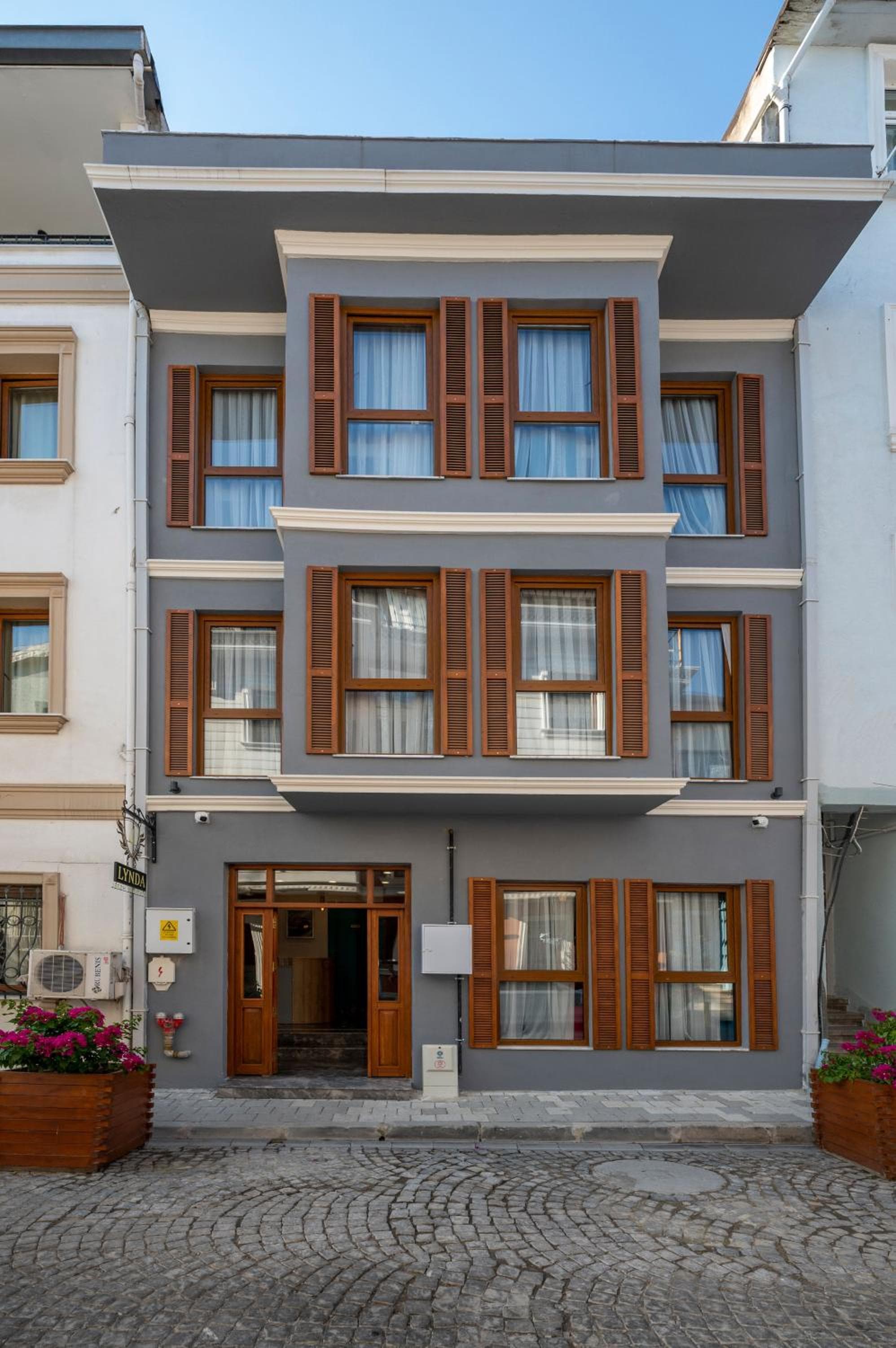 Lynda Hotel