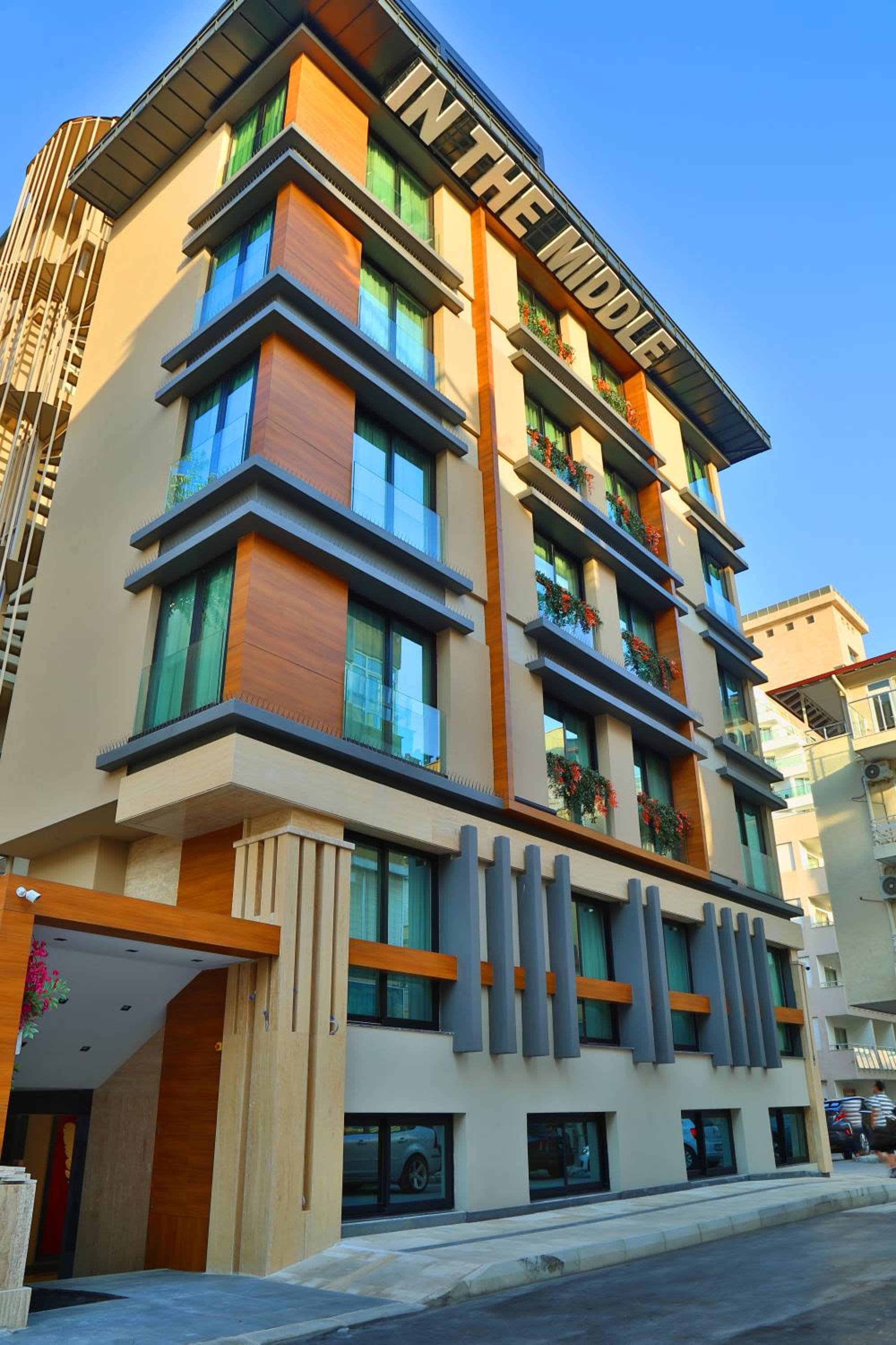 İn The Middle Hotel