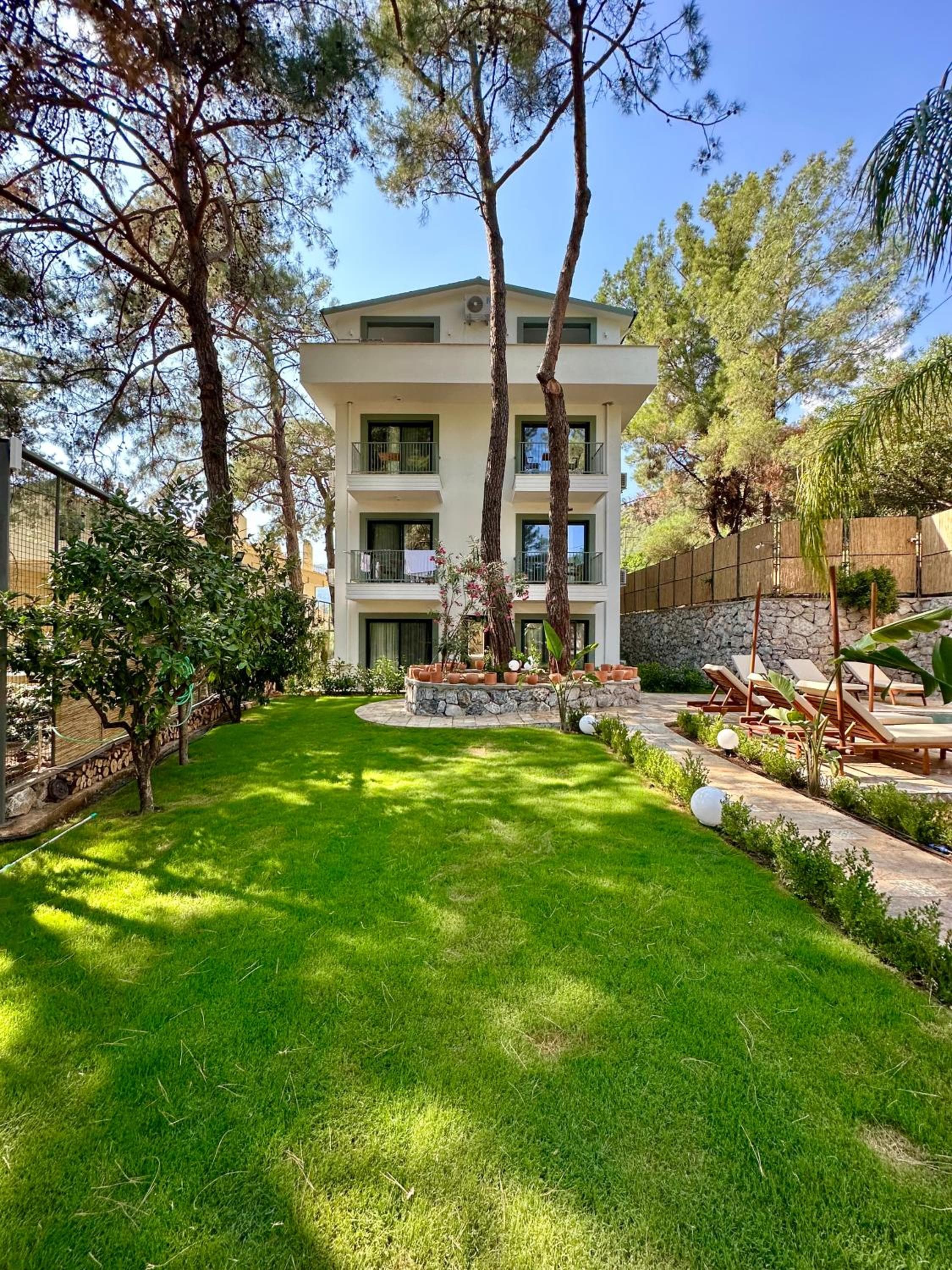 Esmahan Forest and Pool by Zehra Suites