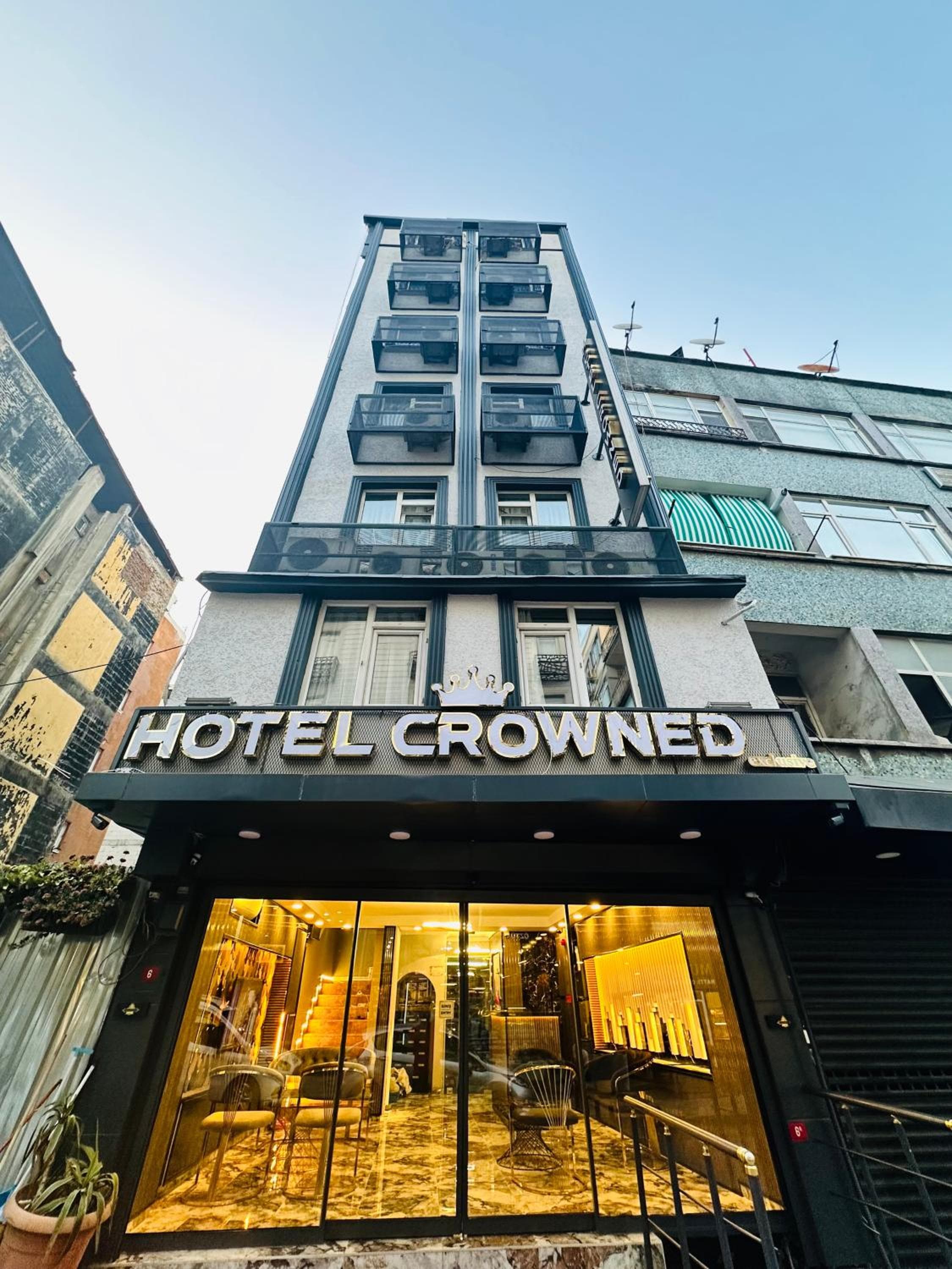 Crowned Exclusive Hotel
