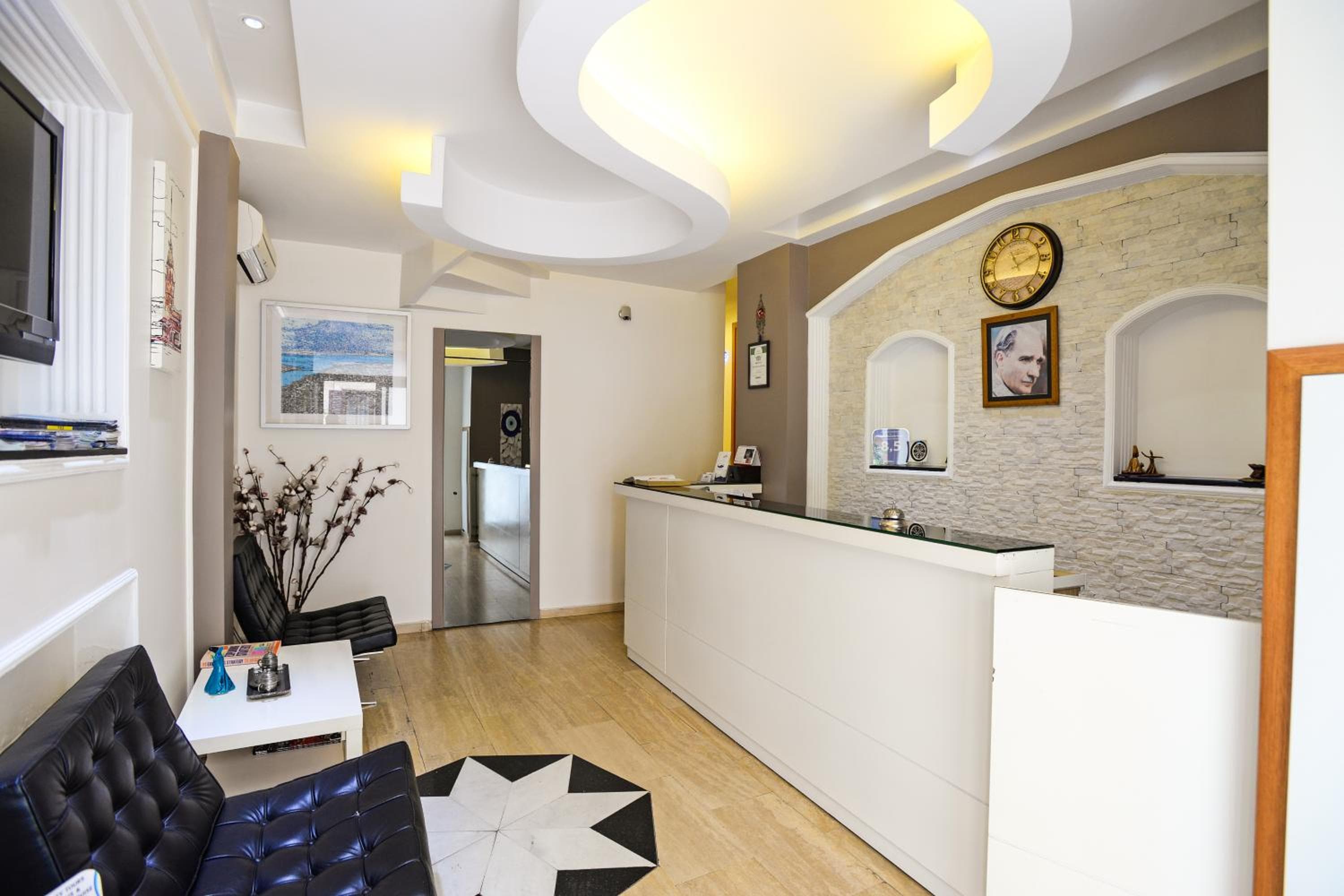 Retropera Hotel