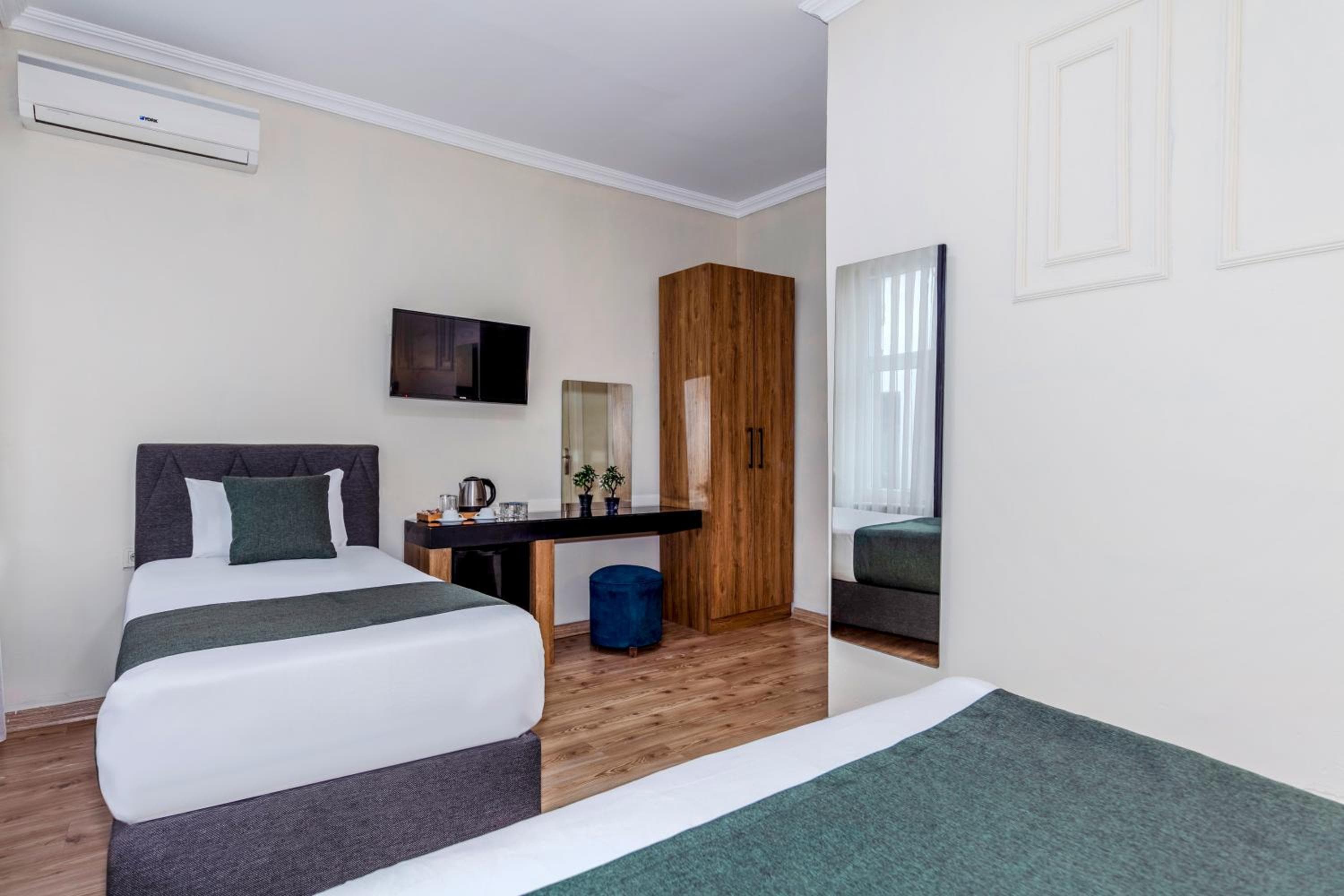 La Pera Suites