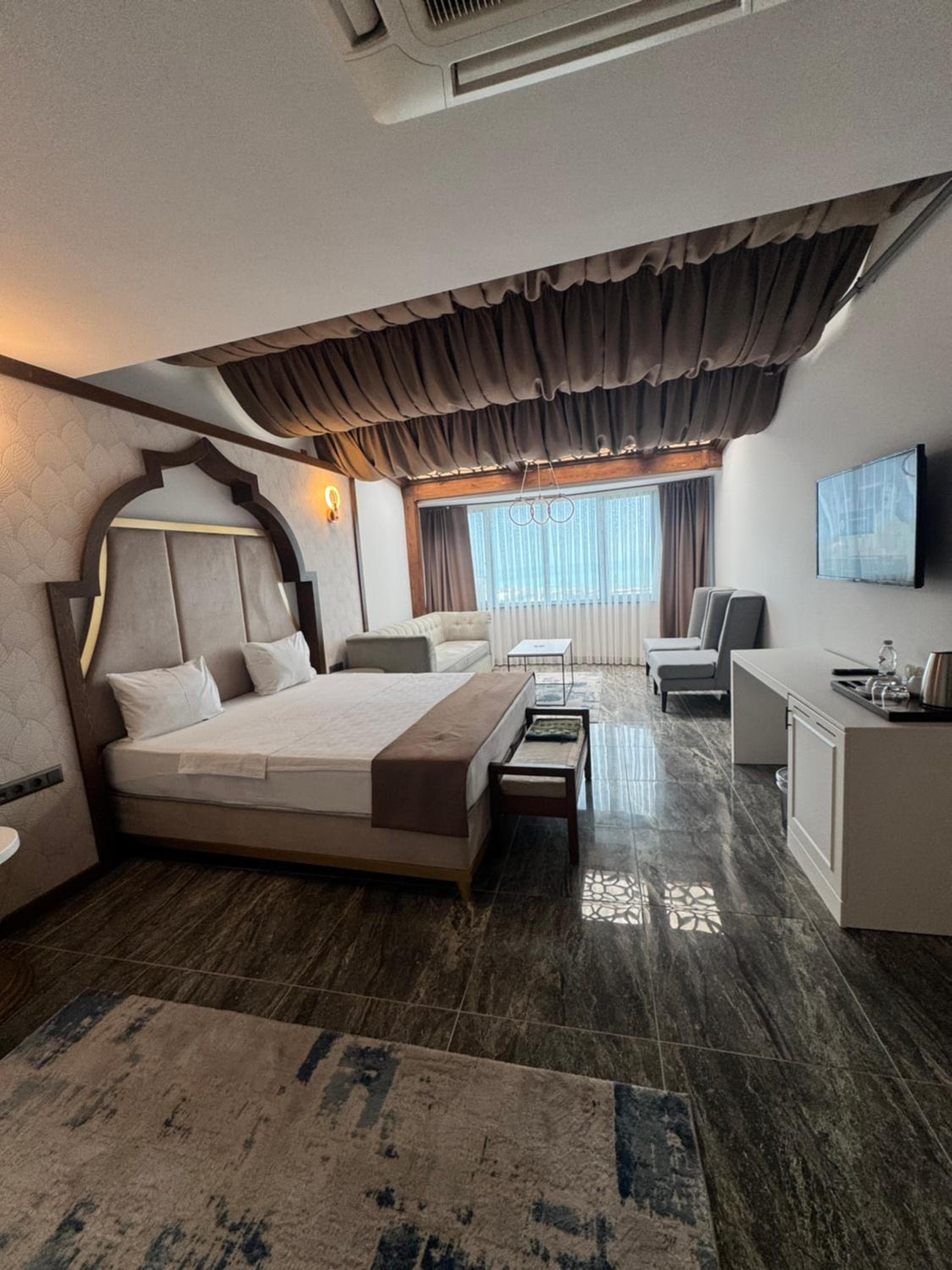 Ween Otel