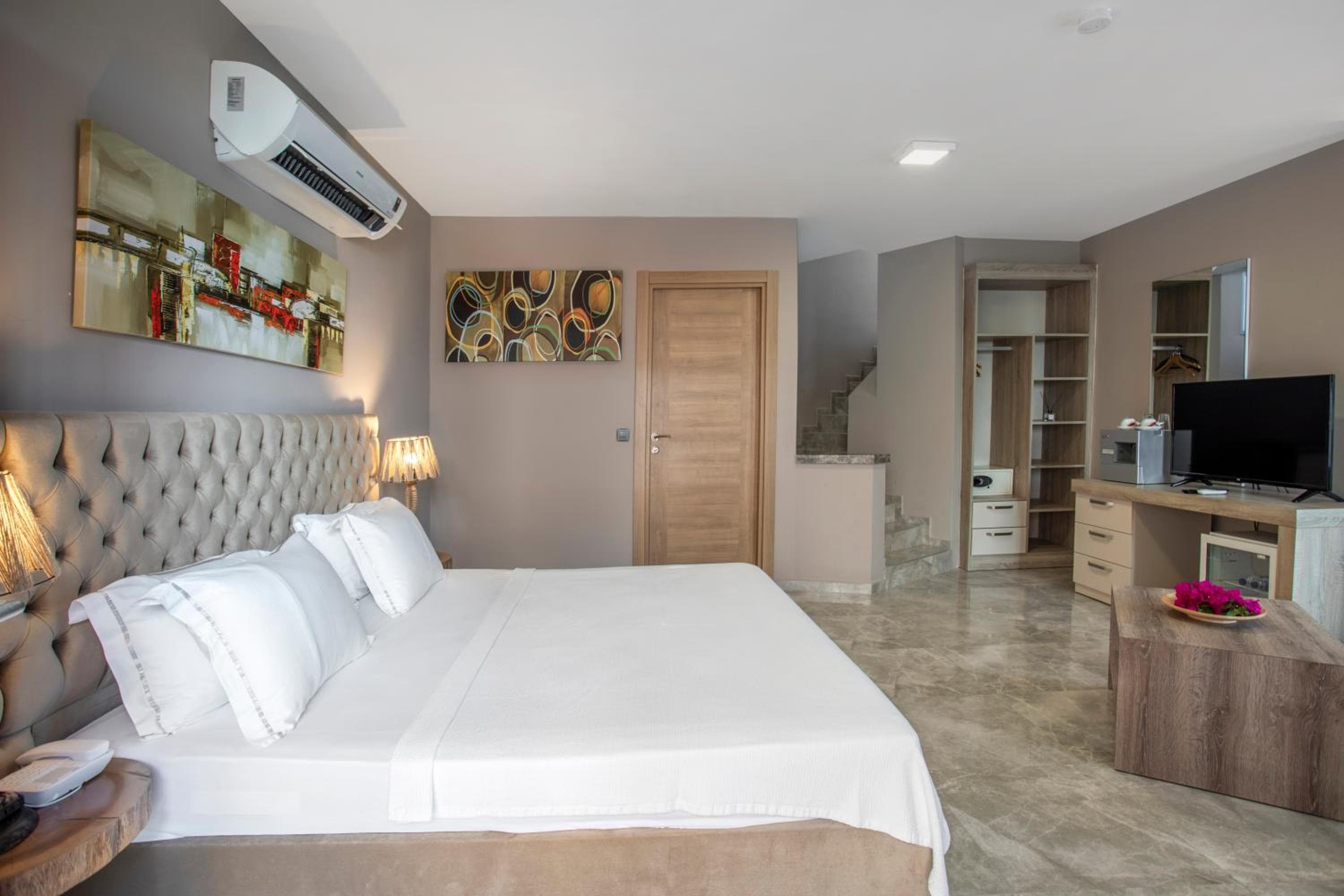 Honeymoon Suite
