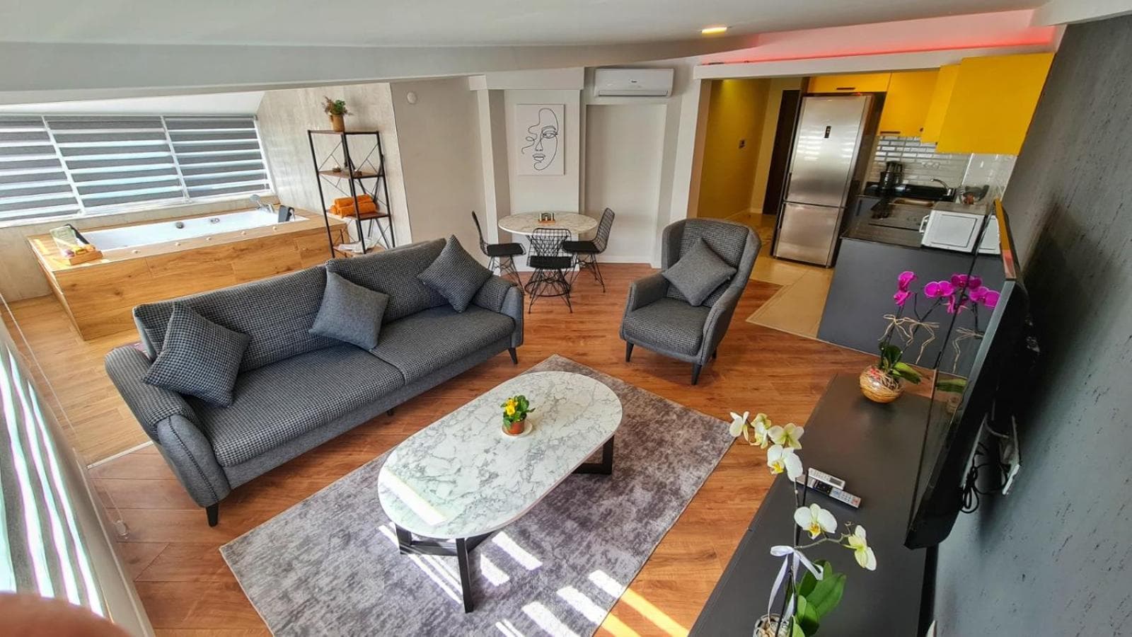 Deluxe Apartment