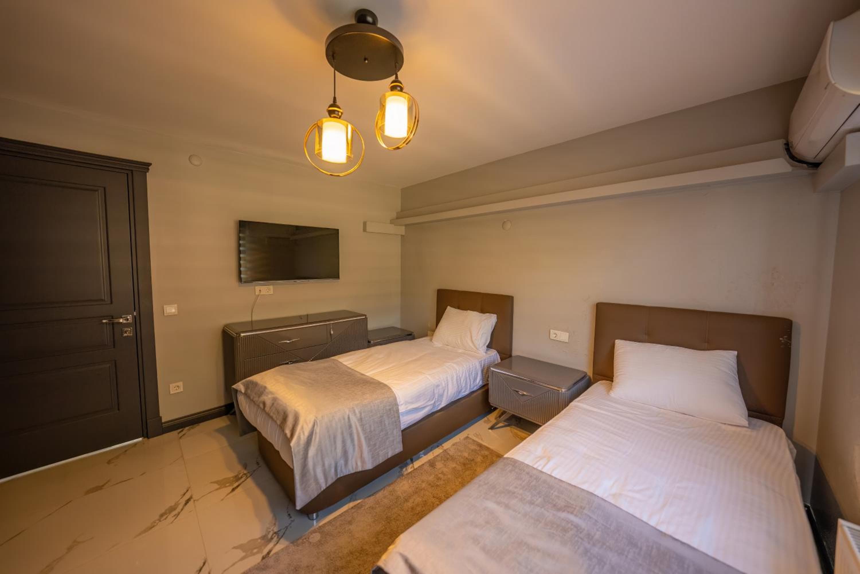 Deluxe Queen Suite
