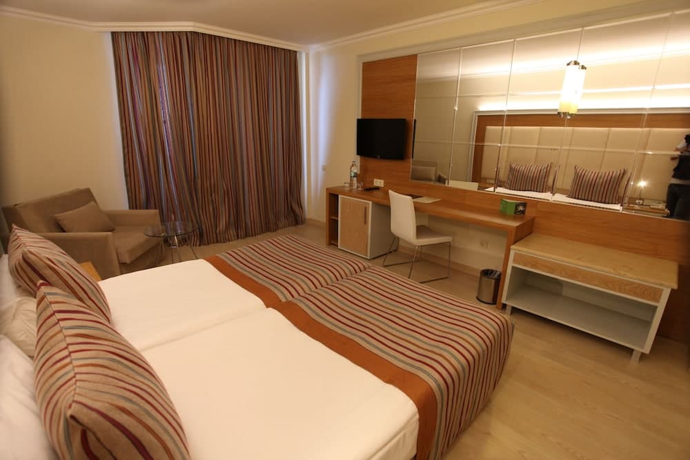 Classic Room (Partial Sea View)