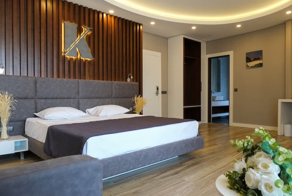 DELUXE FAMILY ROOM