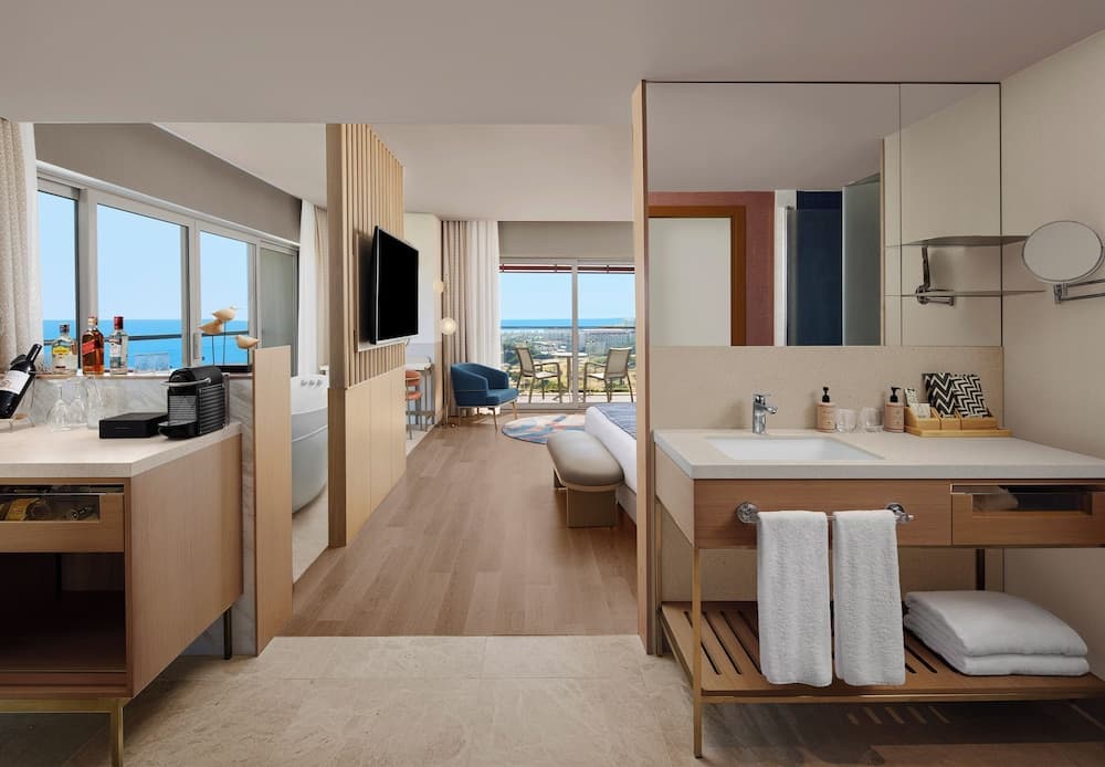 CORNER SUITE SEA VIEW