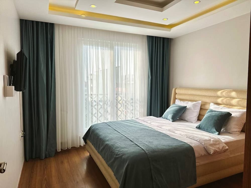 City Suite, 1 King Bed With Sofa Bed, Balcony, Partial Sea View
