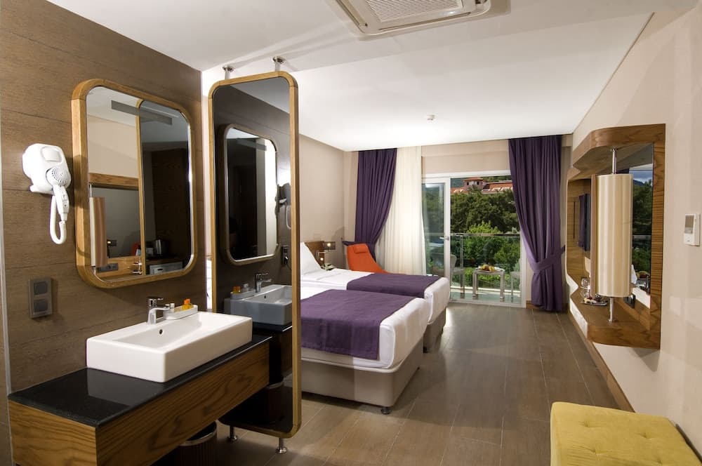 Standard Room, Partial Sea View