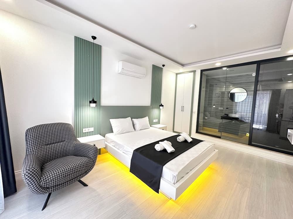 Junior Room, 1 Queen Bed, Garden View, Ground Floor