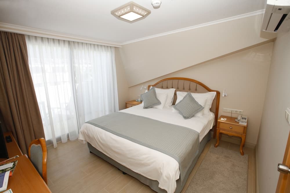 Comfort Suite, 1 Bedroom, Partial Sea View