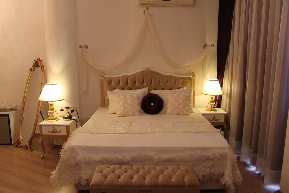 Deluxe Suite, Jetted Tub