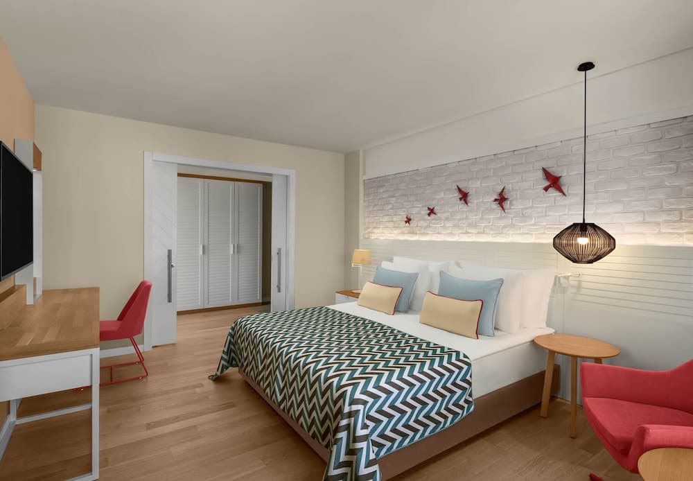 Deluxe Suite, Jutted Tub, 2 Adults + 2 Children