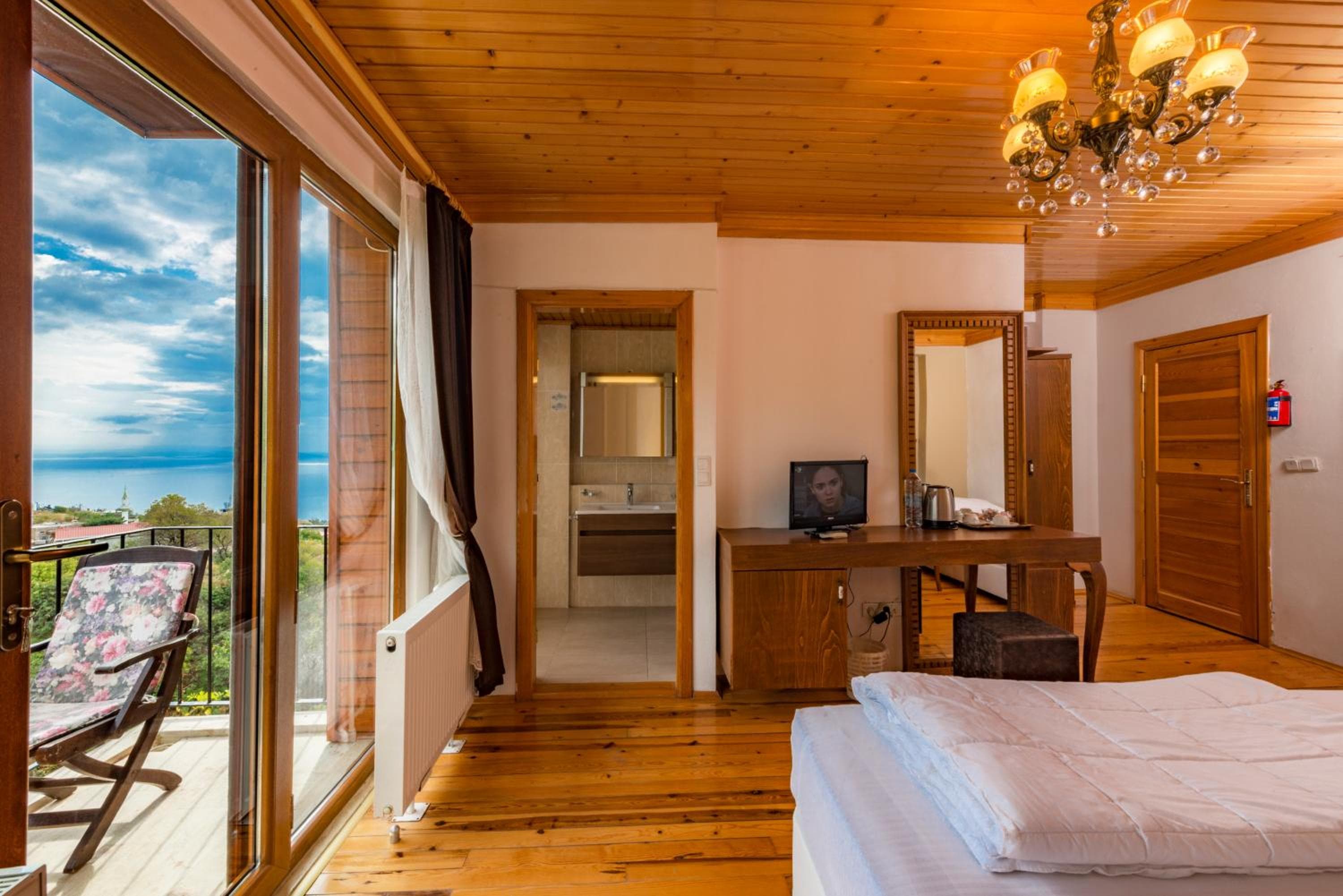 Deluxe Double Room with Balcony and Sea View