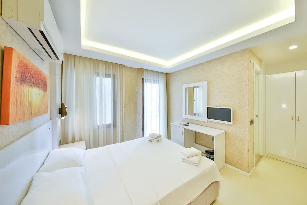 Economy Double Room (No Balcony, No View, Facing Wall)