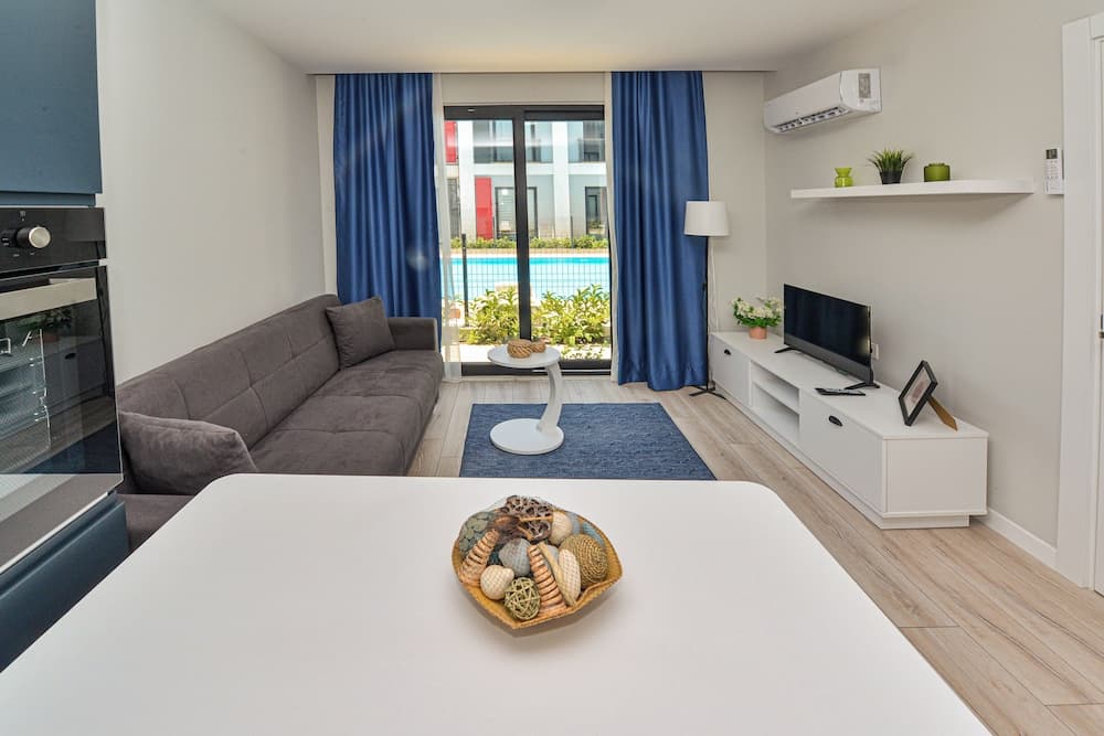 Comfort Apartment, Pool View