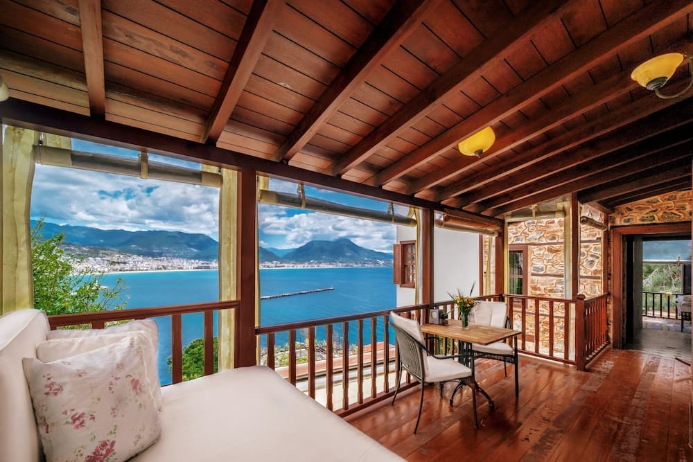 Honeymoon Suite, Sea View