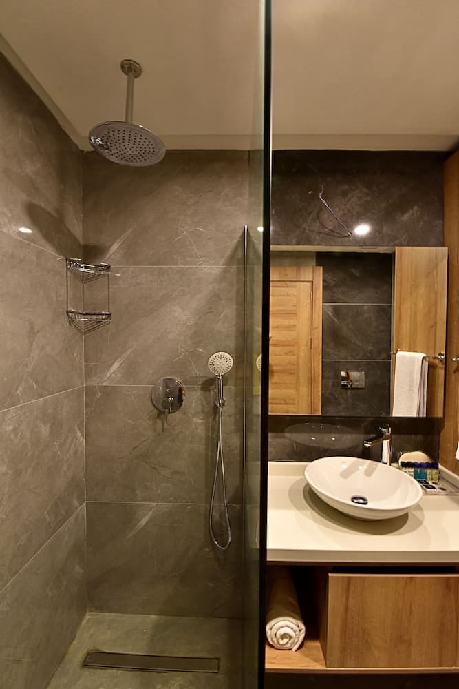 Three-Bedroom Apartment-Pool View