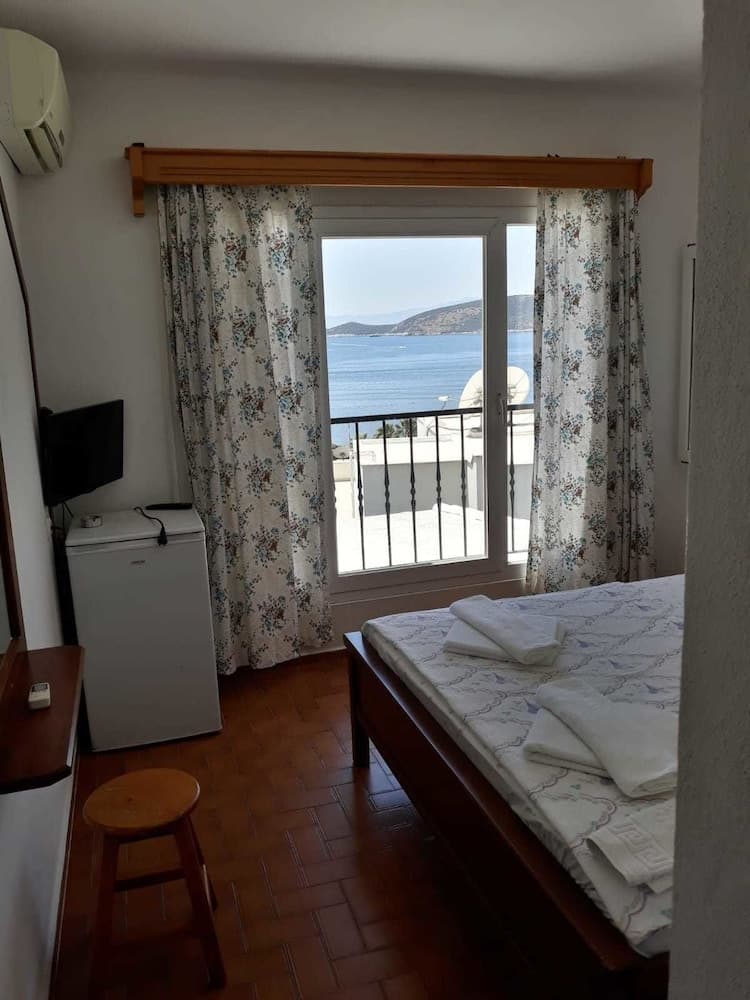 Room, Sea View