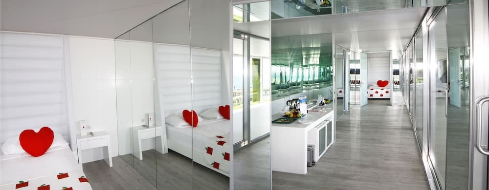 Design Suite, Sea View