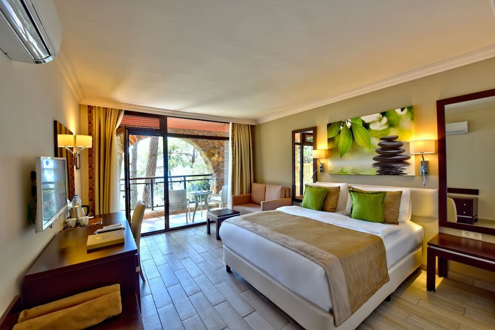 Standard Double Room, Partial Sea View